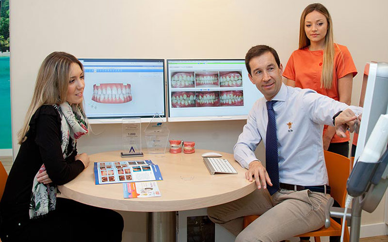 Dr. Carlos explicando tratamiento