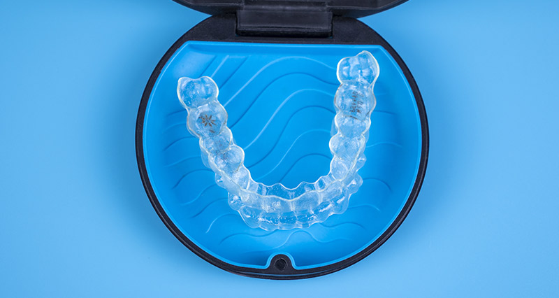 Caja con alineadores Invisalign